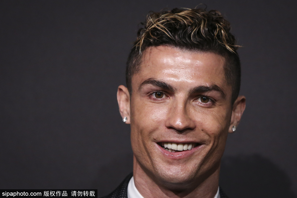 库里尝试用高尔夫球投洞，看起来比他投三分难多了