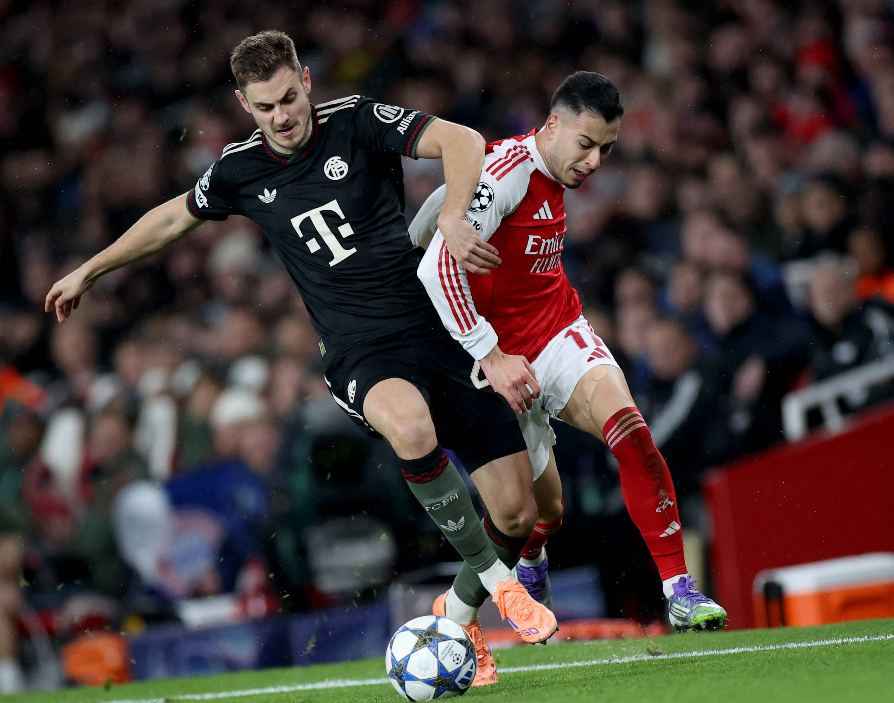 记者：阿德耶米决定明夏离开德甲，曼联、切尔西均有意