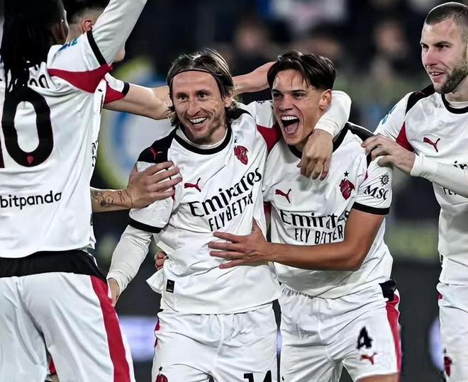 客战塞尔塔戴帽，莱万巴萨生涯第4次上演帽子戏法