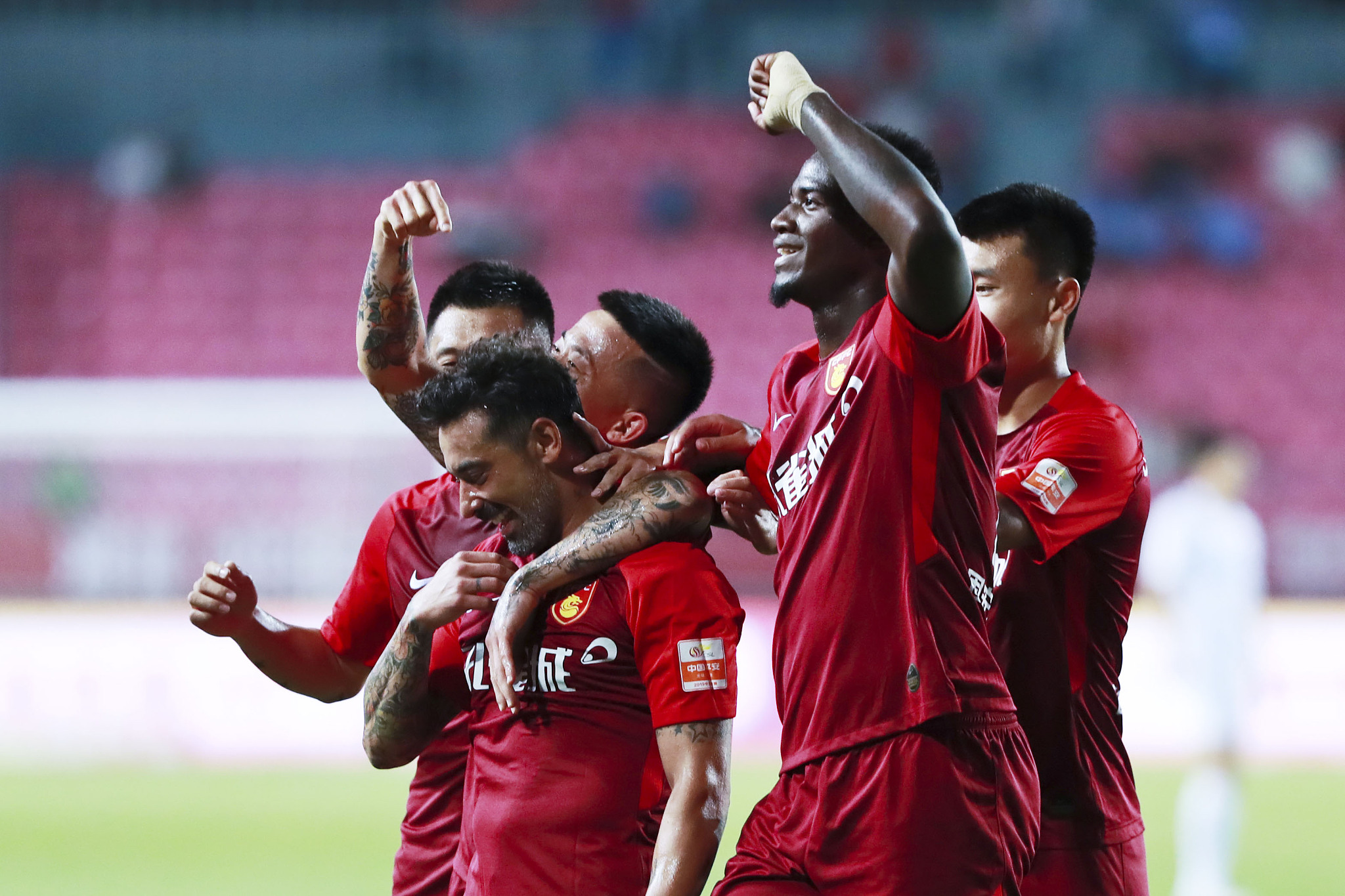 暗示续约还是离队？刘洋晒与瓦科互换球衣照片