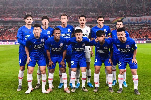 拿来吧你！柏林赫塔球员一把抢过对手教练给球员的战术小纸条