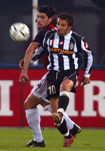 苏翊鸣在2025-2026赛季国际雪联单板滑雪世界杯北京站夺冠，以181.00分刷新个人最佳，连续完成三个1980度空翻，展现卓越实力。