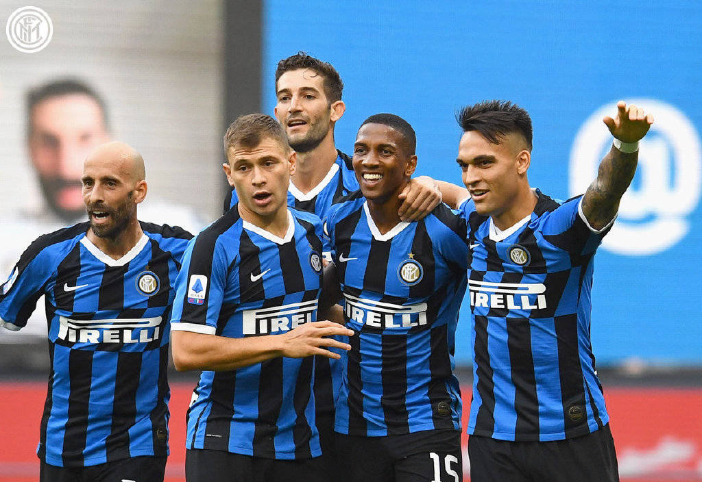 齐达内访华与樊振东互动，展现球技，赞其乒乓球成就，两人友好交流，共话皇马。