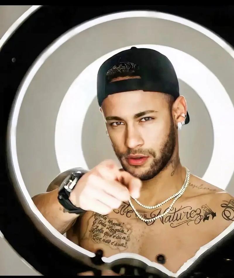 湖人詹姆斯关键发挥险胜76人，刷新个人40岁后得分纪录，豪取17胜稳居西部第二。