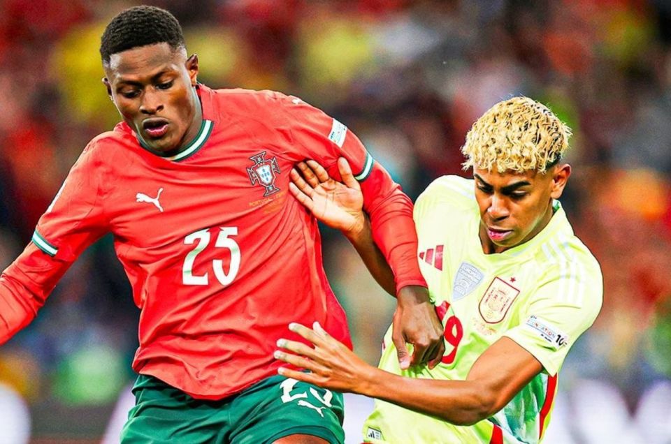 英超战报：B费2射1传，姆伯莫破门，曼联4-1狼队（英超快讯：B费梅开二度并送助攻，姆伯莫破门，曼联4-1击败狼队）