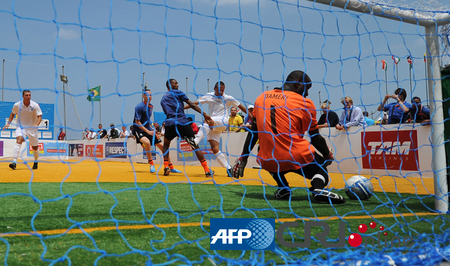 德塞利选择范德萨、卡洛斯、拉莫斯等球员，展现其独特风格与偏好。