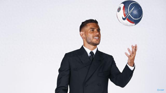 汪涵陪儿子参加马术比赛，嚼槟榔一脸享受，与老婆交替带娃引热议